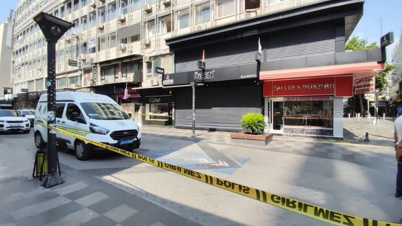 Maskeli 4 Şüpheli Kuyumcuyu Soydu