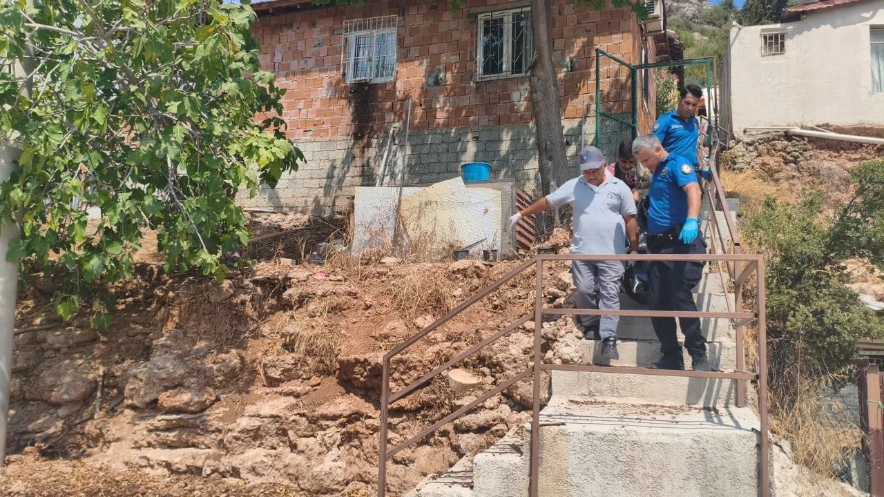 Merdivenden Düşen Yaşlı Adam Hayatını Kaybetti