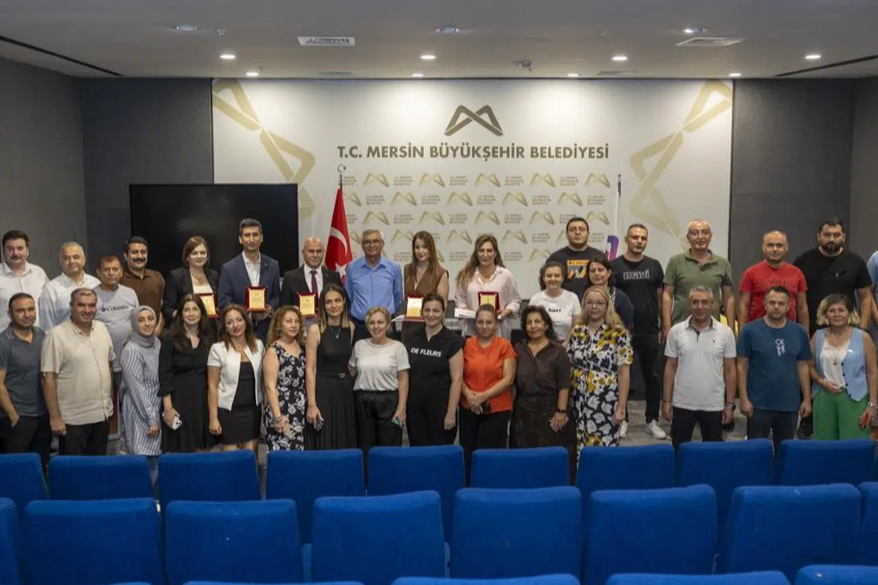 Mersin Büyükşehir’de görevde yükselen 22 personele plaket