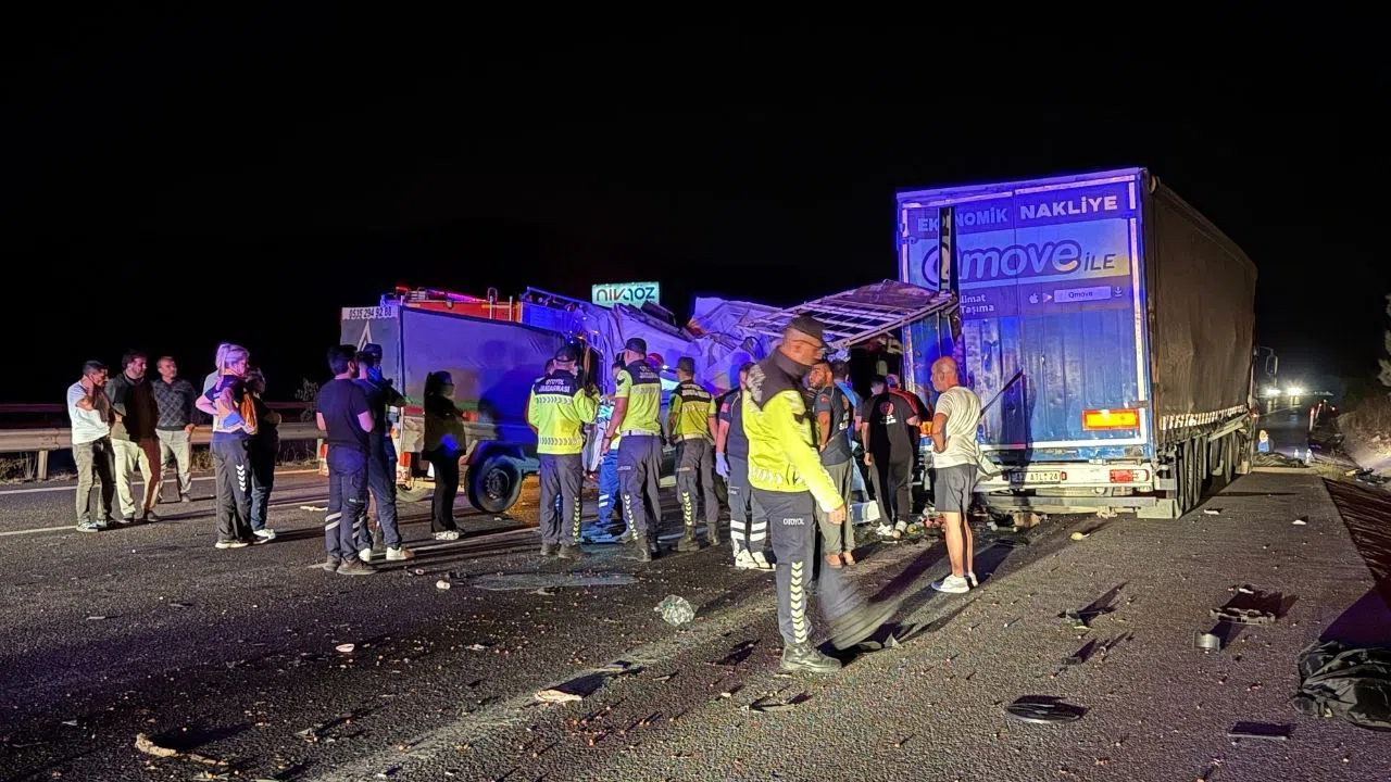 Minibüs ile Tır Çarpıştı: 3 Ölü, 16 Yaralı