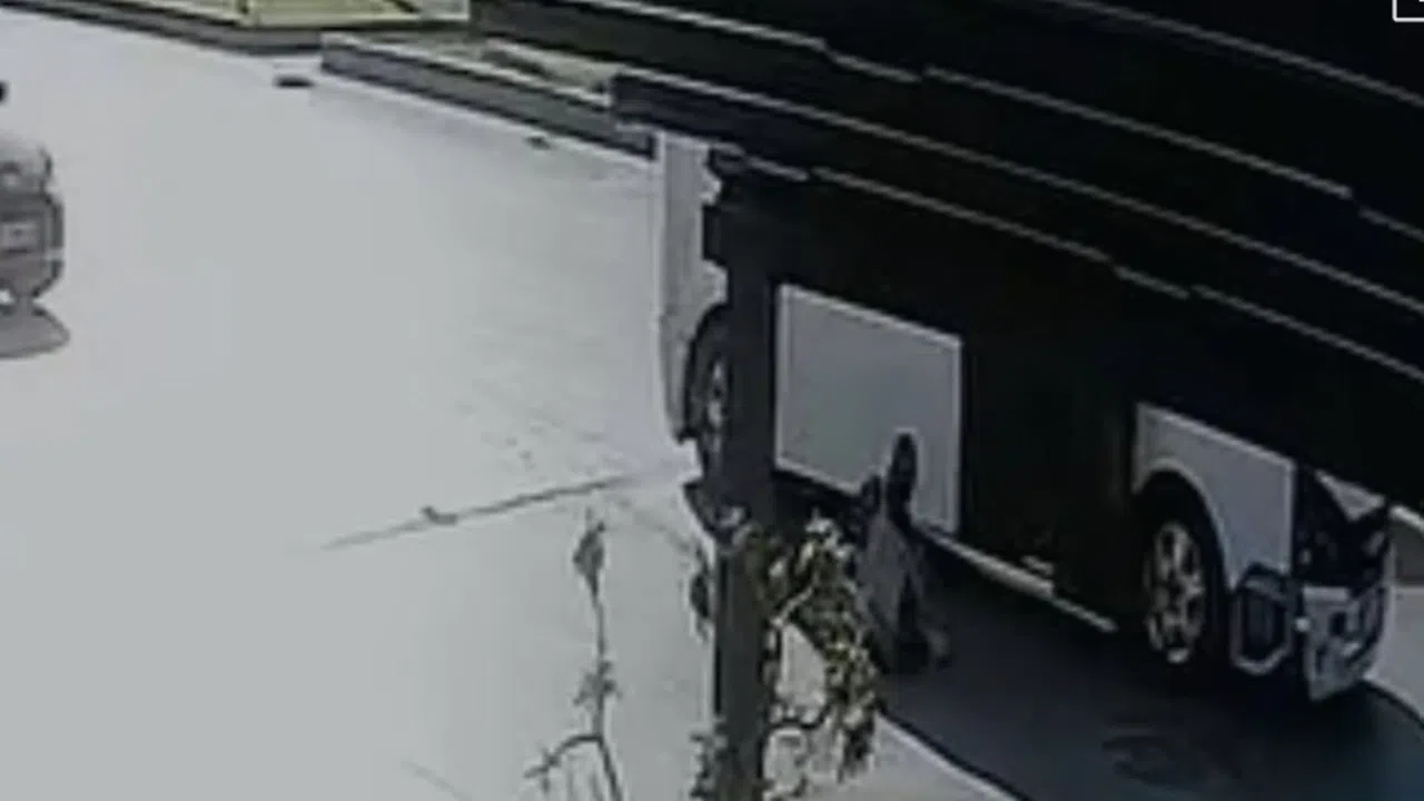 Minibüs Kapısı Açık Hareket Edince Öğrenci Düştü