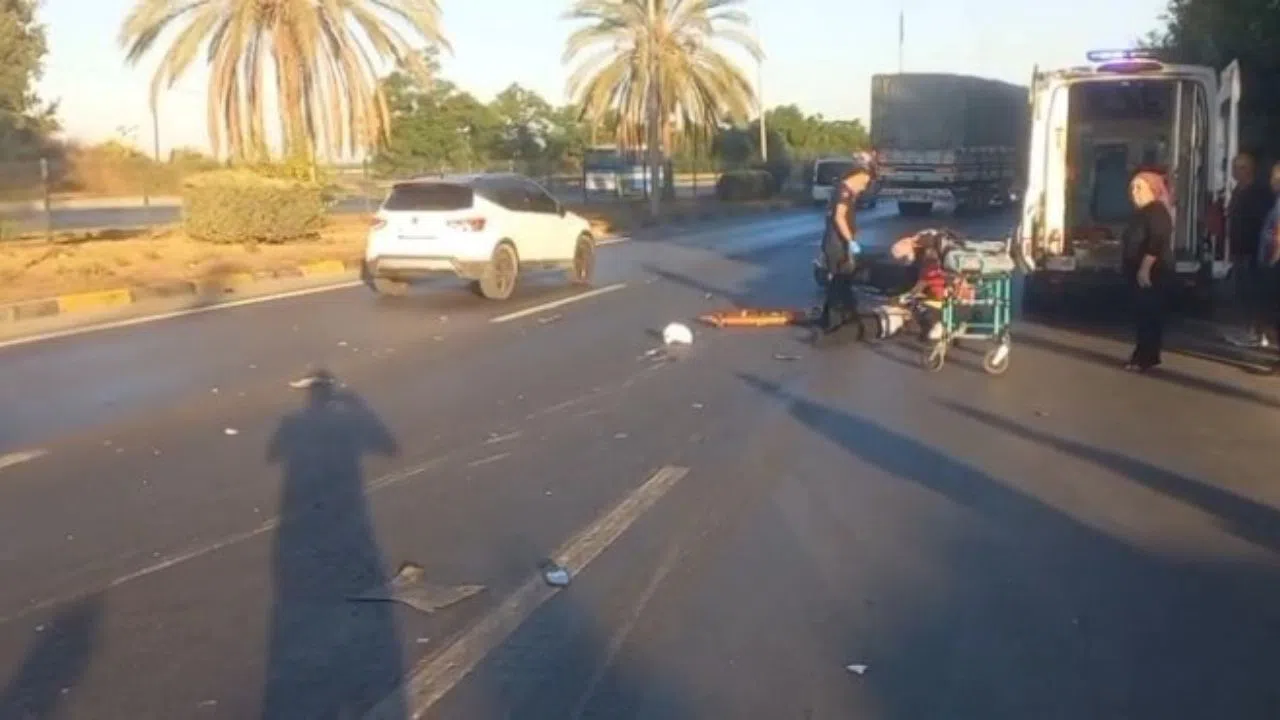 Motosiklet ile Ticari Araç Çarpıştı: 1 Yaralı