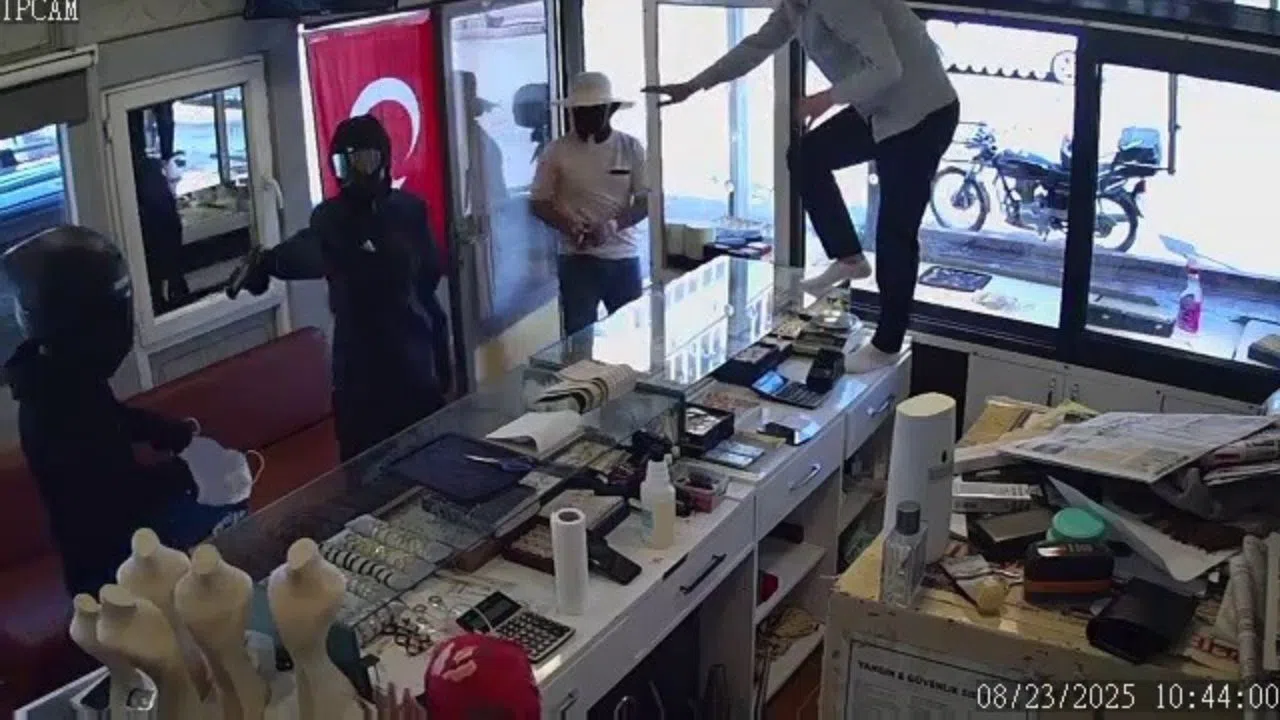 Motosikletli 3 Şahıs Kuyumcuyu Soymaya Kalkıştı