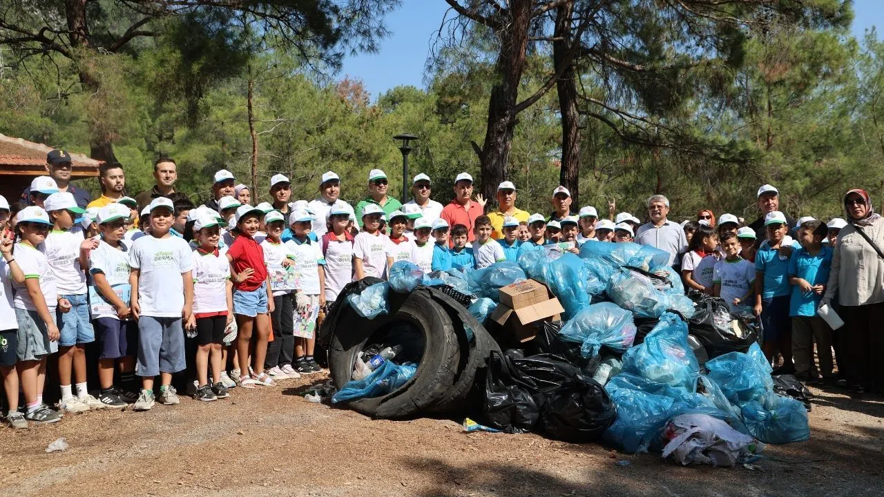 Öğrenciler ‘Yeşil Vatan’ İçin Doğada Çöp Topladı, Kirletenlere Tepki Gösterdi