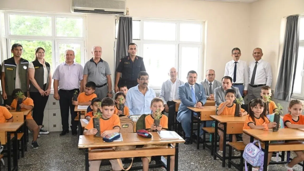 Öğrencilere Adaçayı, Biberiye ve Lavanta Fidanı Dağıtıldı