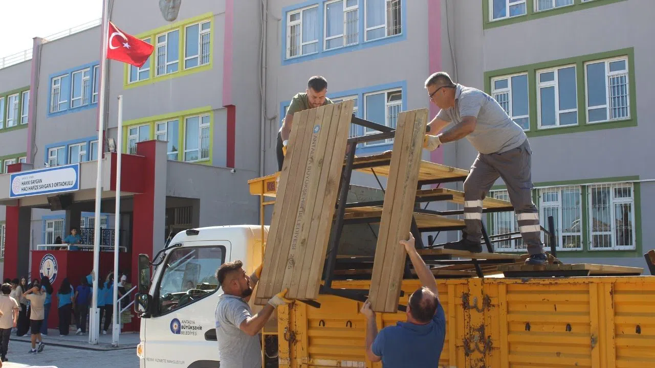 Okullara ve ortak alanlara bank ile piknik masası desteği