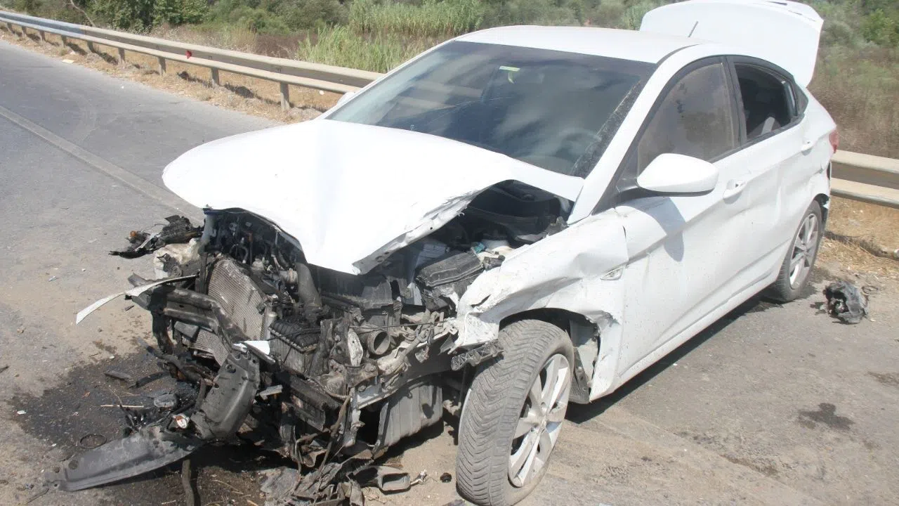 Direksiyon Hakimiyetini Kaybeden Sürücü Bariyerlere Çarptı