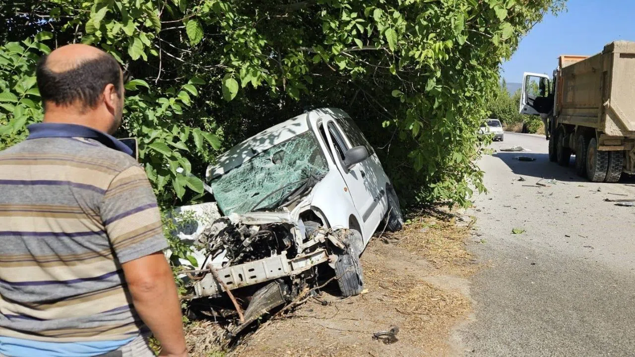 Otomobil ile kamyon çarpıştı, 63 yaşındaki sürücü yaşamını yitirdi