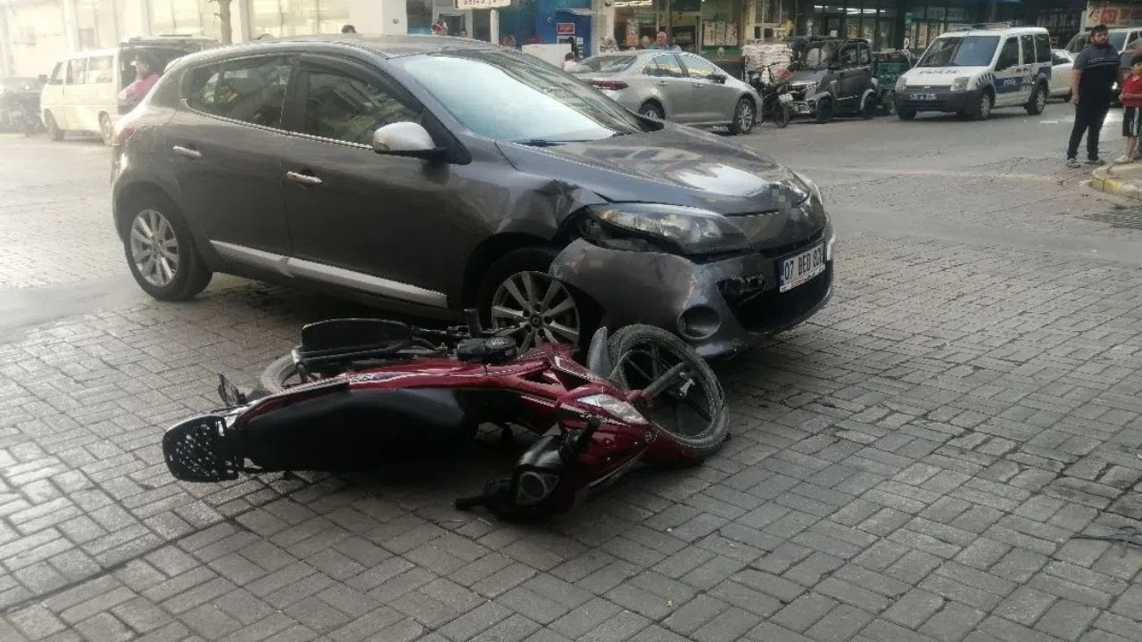 Otomobil motosiklete çarptı, sürücü hastaneye kaldırıldı