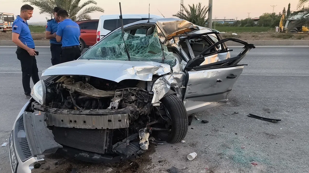 Otomobil ve hafriyat kamyonu çarpıştı, 2 memur yaşamını yitirdi