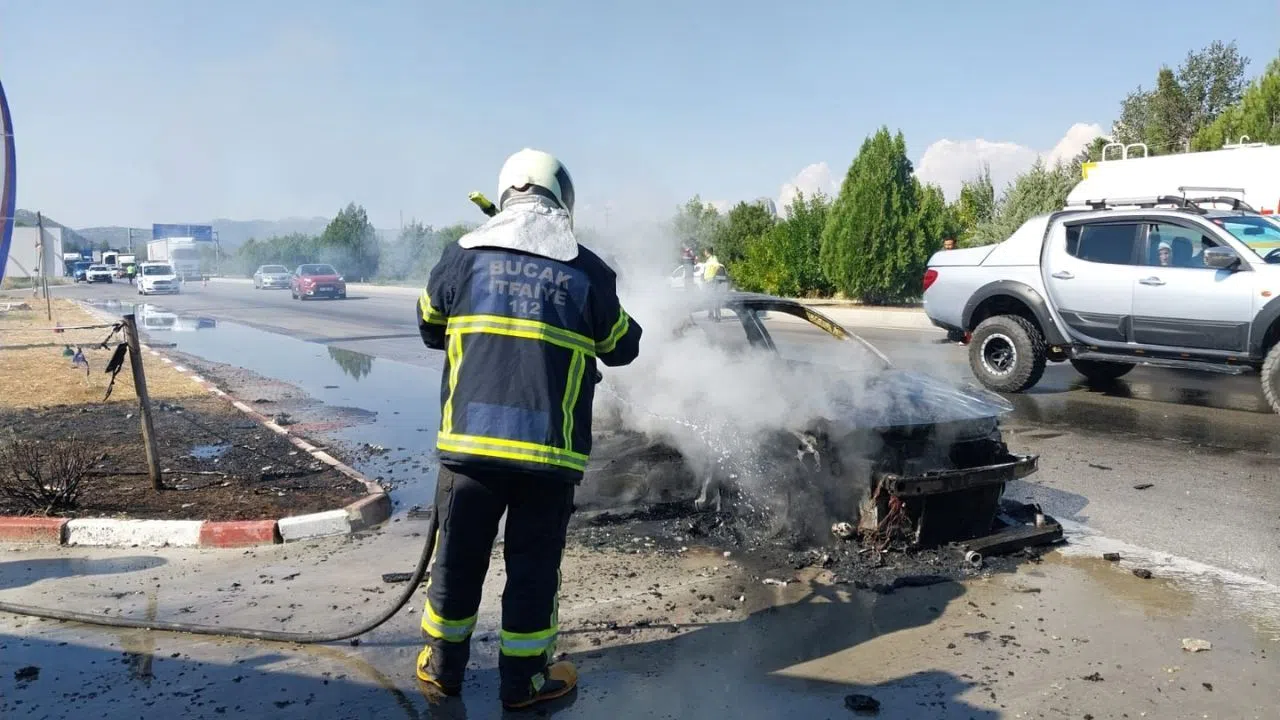 Otomobilde Çıkan Yangın Paniğe Yol Açtı