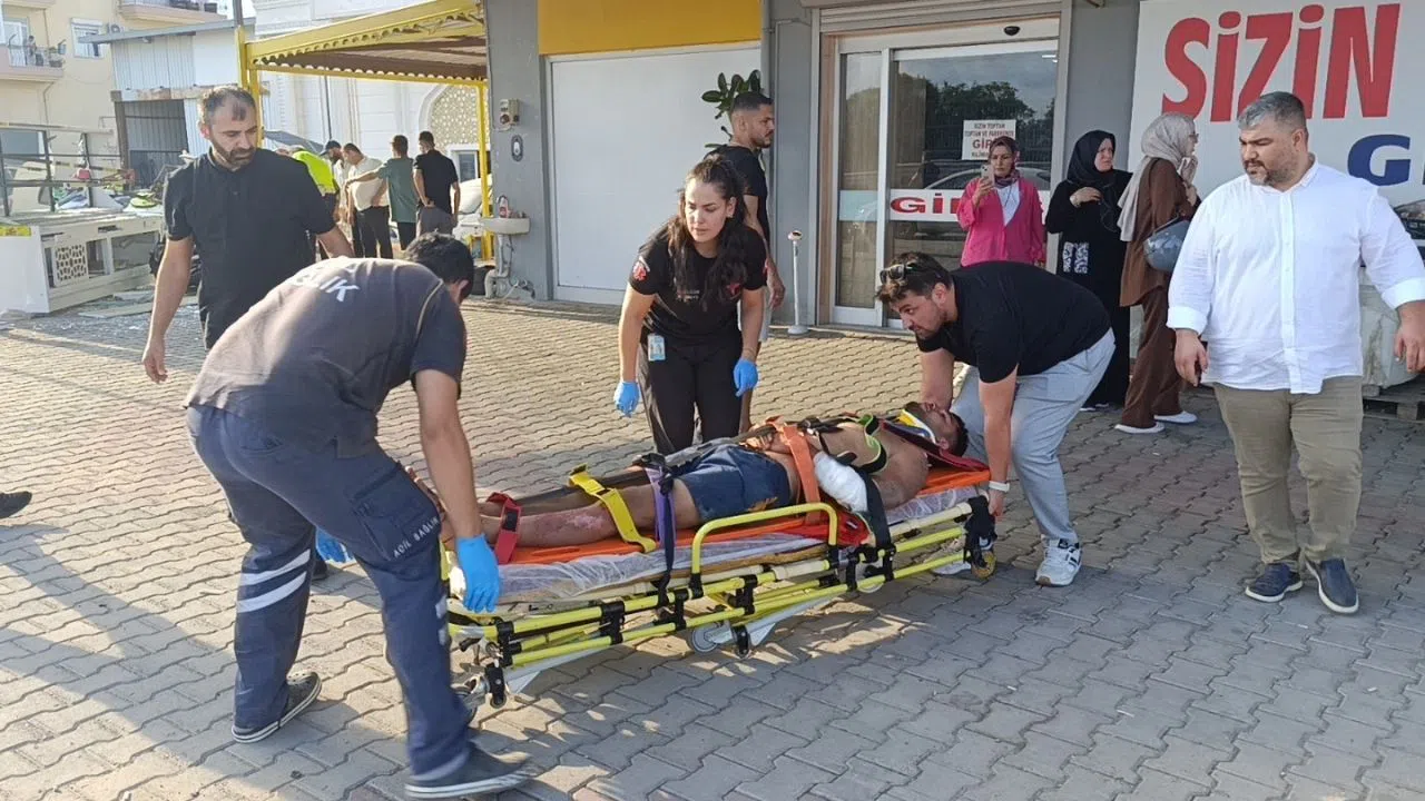 Otomobile Çarpan Motosiklet 30 Metre Sürüklendi: 2 Yaralı