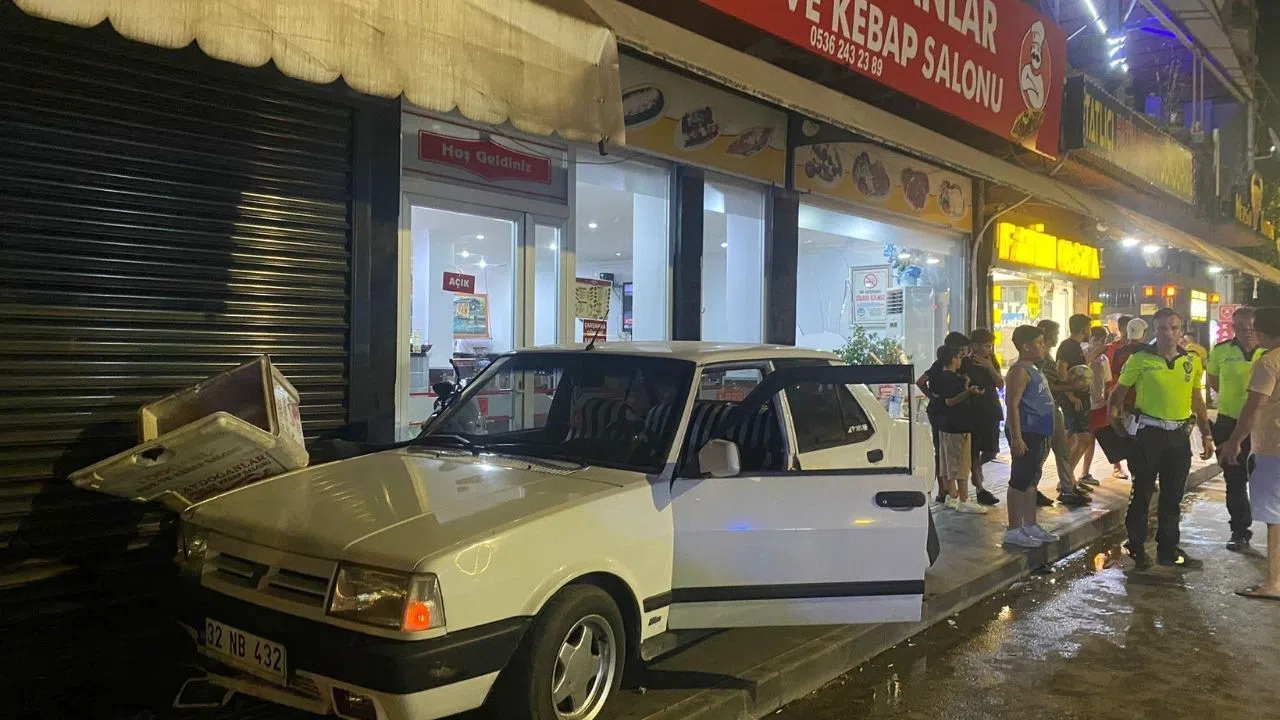 Park Halindeki Motosiklete Çarpan Araç Kaldırıma Çıktı