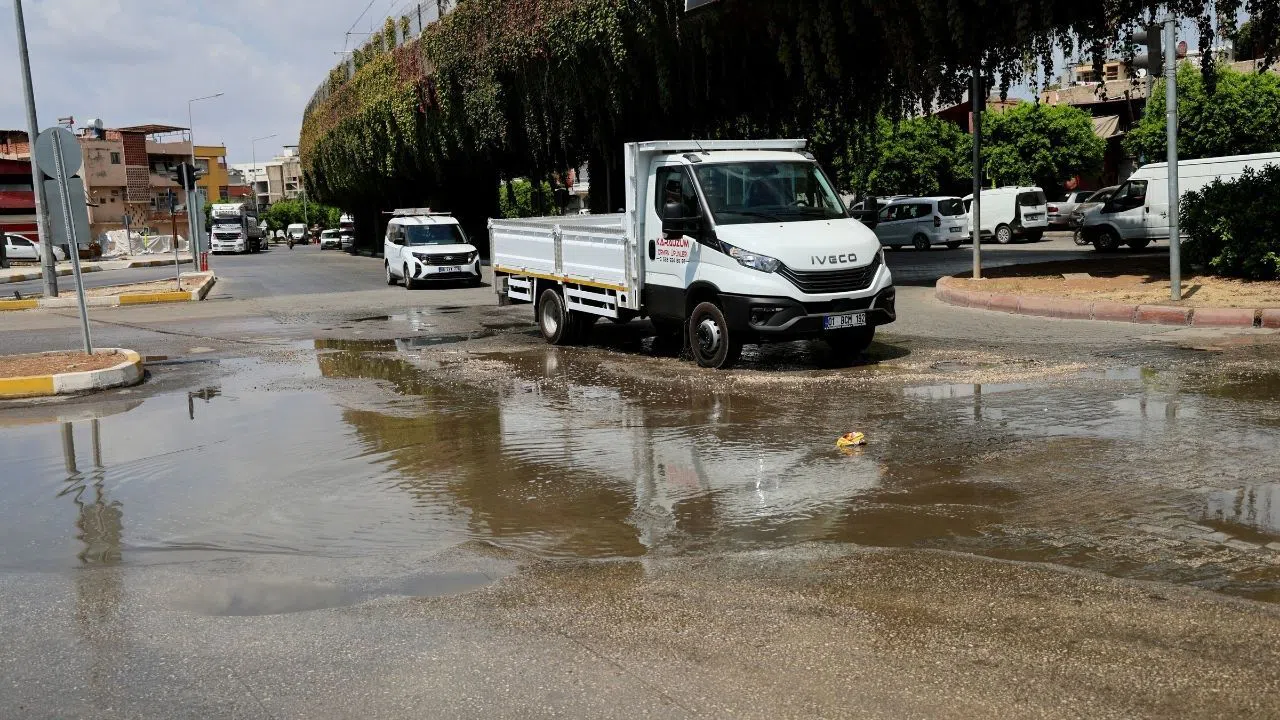 Patlayan Su Borusu Caddeleri Göle Çevirdi