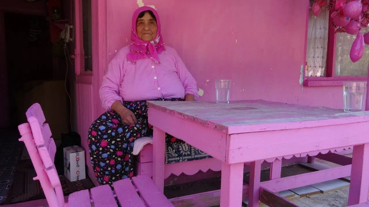 “Pembe Ev”iyle Tanınan Sakine Teyze, Yardım Bekliyor