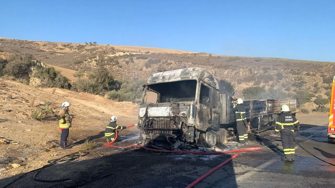Seyir Halinde İlerleyen Tırda Yangın Çıktı