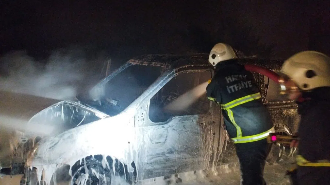 Seyir halindeki araç çıkan yangınla kullanılamaz hale geldi