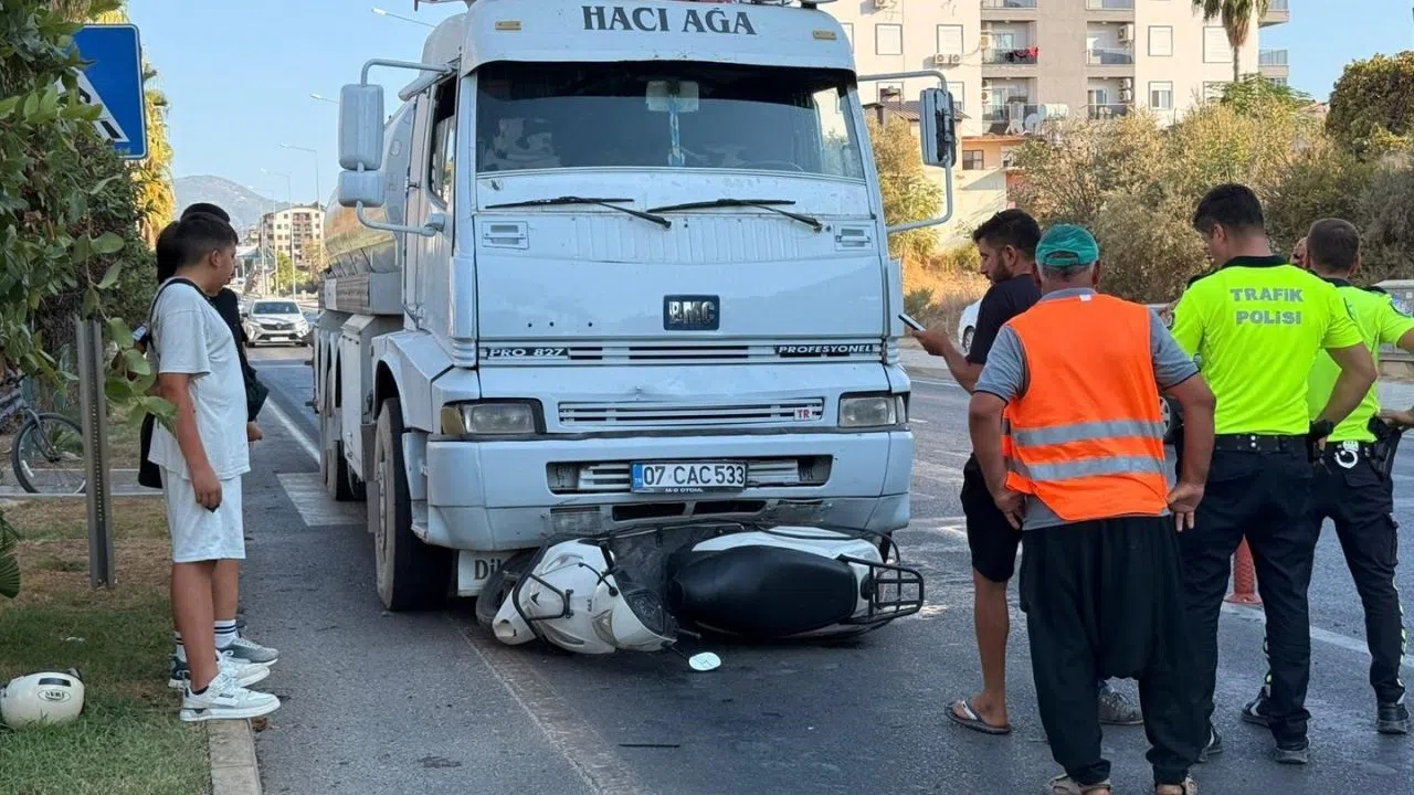 Su Tankeri ile Motosiklet Çarpıştı: Anne ve İki Çocuk Yaralandı