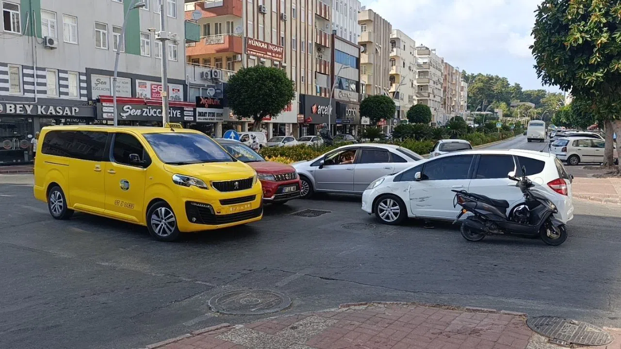 Taksiyle Çarpışan Motosiklet Savruldu, Otomobile Çarptı