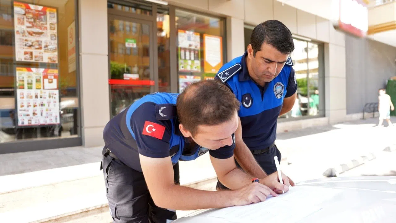 Tarihi Geçmiş Ürün Satan İki Market Şubesi Mühürlendi