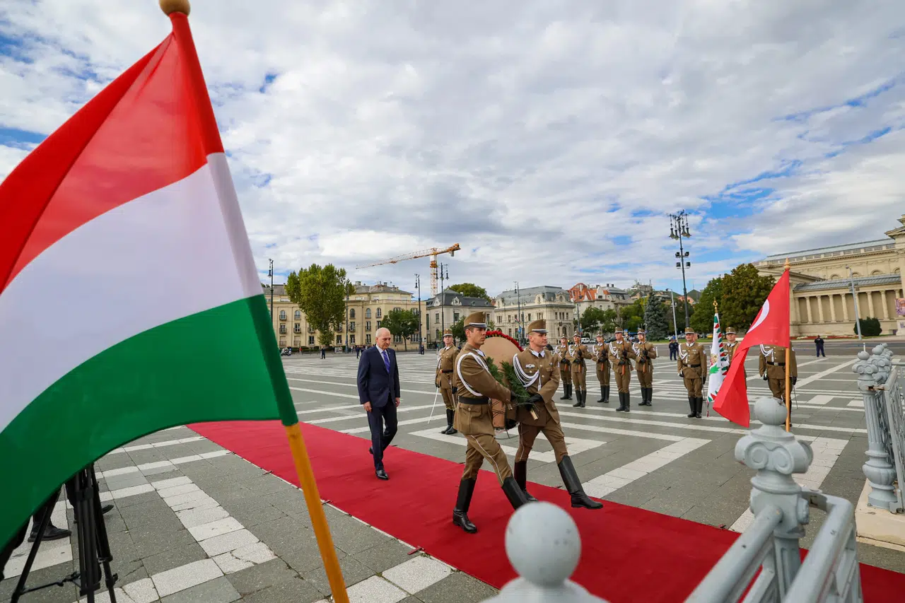 TBMM Başkanı Kurtulmuş Budapeşte’de Meçhul Asker Anıtı’nda