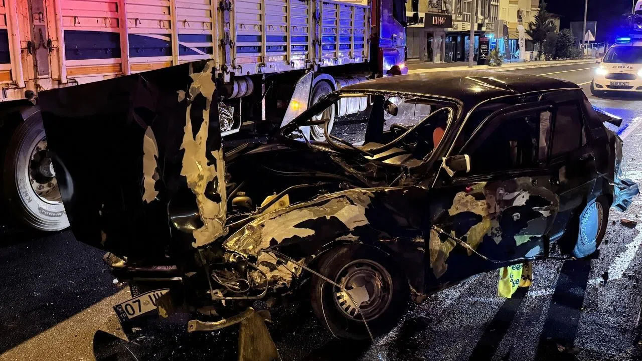 Tır ile Otomobil Çarpıştı, Sürücü Ağır Yaralandı