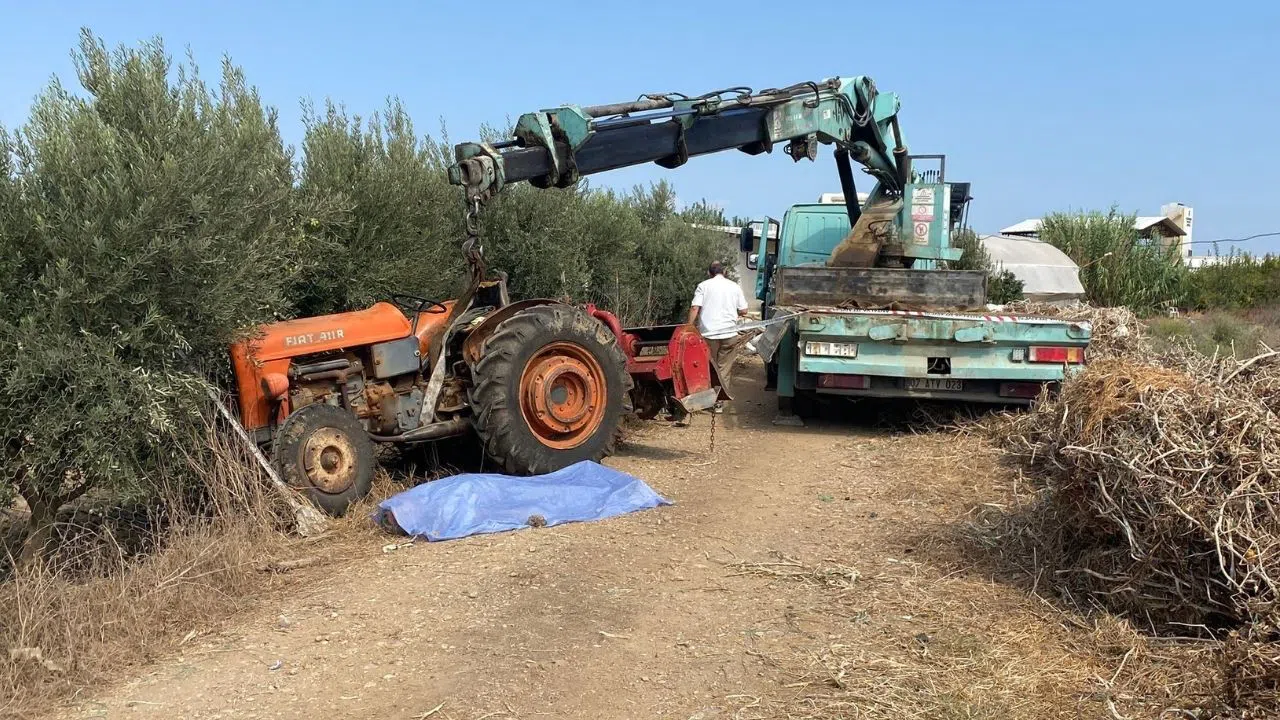 Traktör Altında Kalan Oto Elektrik Ustası Hayatını Kaybetti