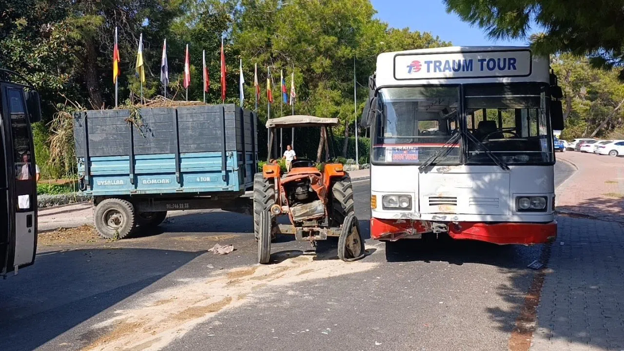 Turist Taşıyan Otobüs ile Traktörün Çarpışmasında 2 Kişi Yaralandı