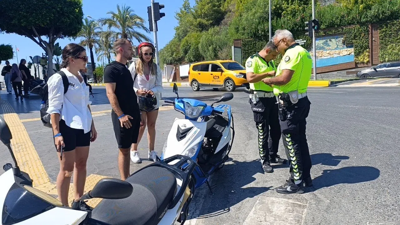 Turistlerin Kullandığı Kiralık Motosiklet Kaza Yaptı