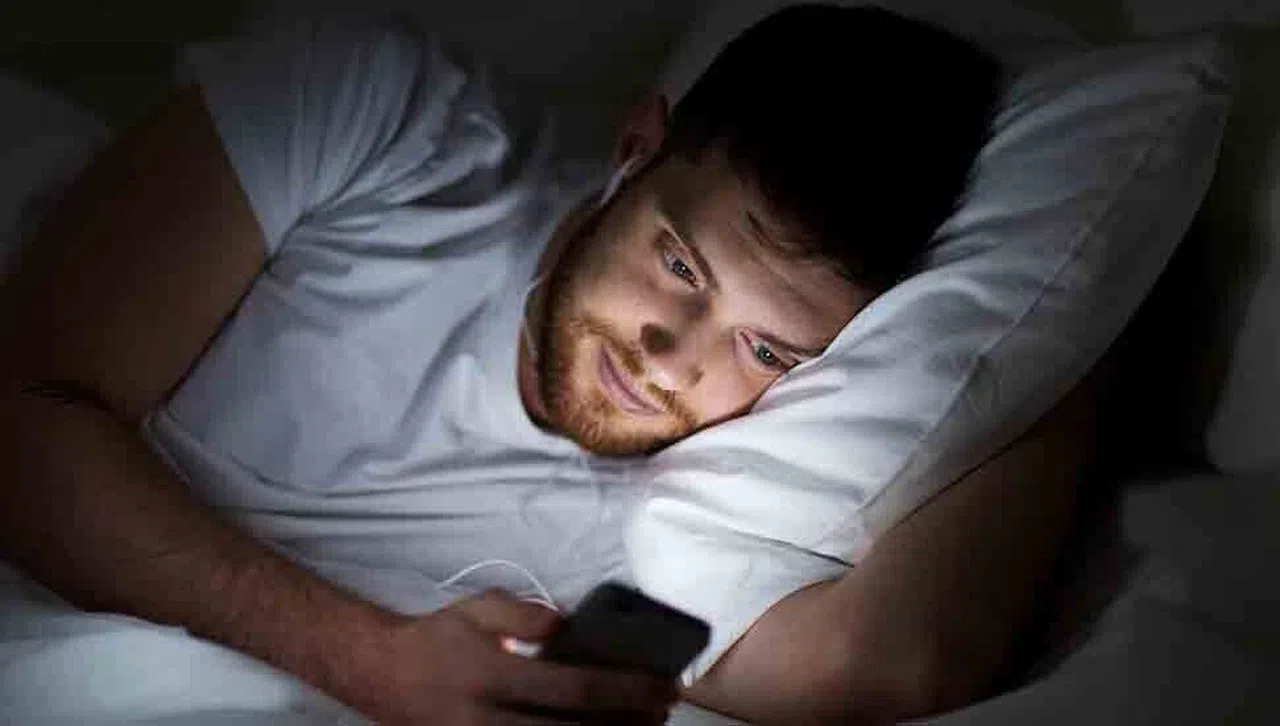 Uyanır uyanmaz ilk telefona bakanlara kötü haber: Doktorlar uyardı