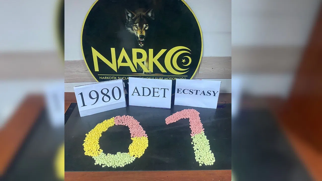 Uyarıcı madde taşıyan hapları hoparlörde sakladılar, tutuklandılar