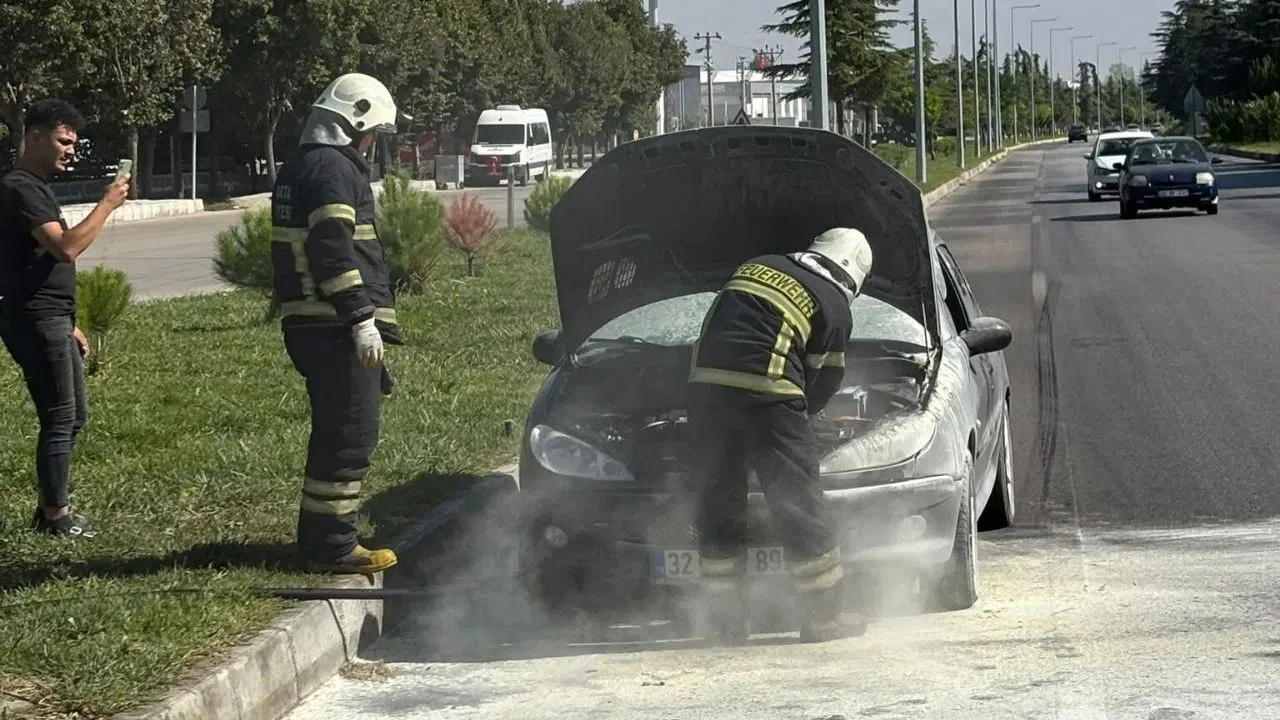 Yolda İlerleyen Otomobil Motorundan Alev Aldı