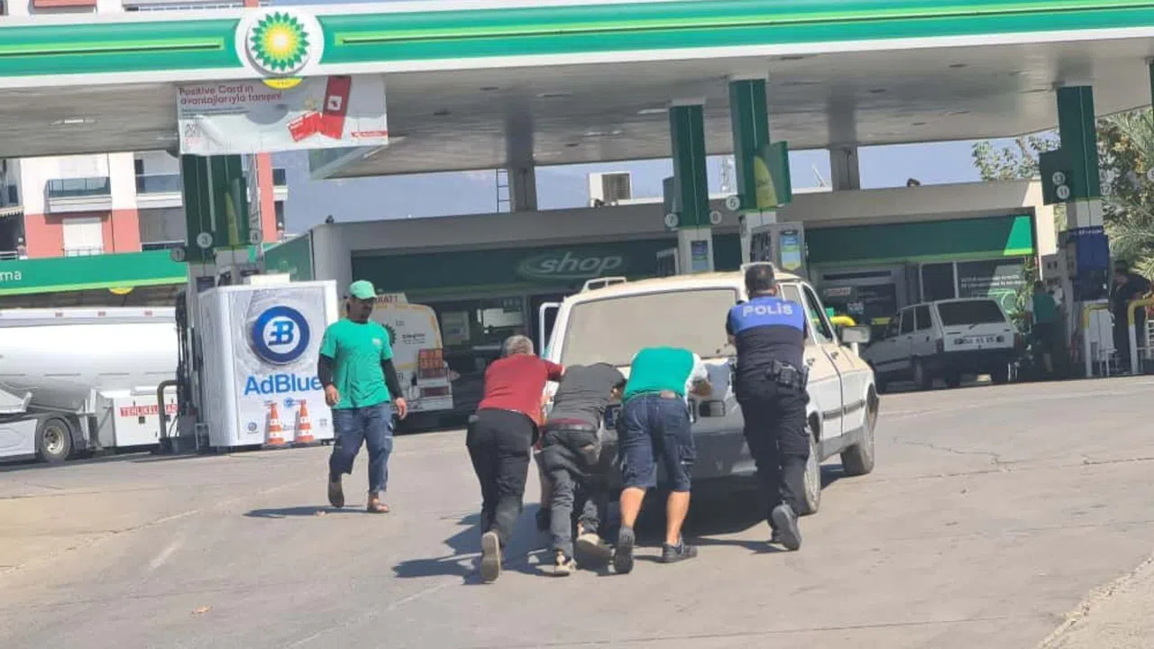 Yolda Kalan Araç Polis ve Vatandaşların İş Birliğiyle Kurtarıldı