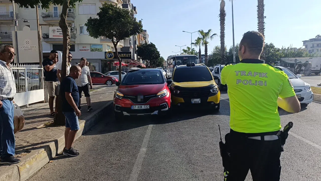 Yolun Karşısına Geçmeye Çalışan Kadına Taksi Çarptı