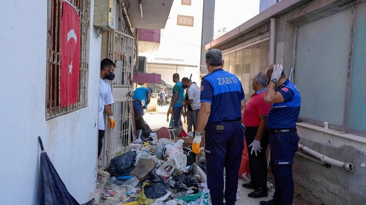 28 Ton Çöp Çıkarılan Evde Temizlik ve İlaçlama Çalışması Yapıldı