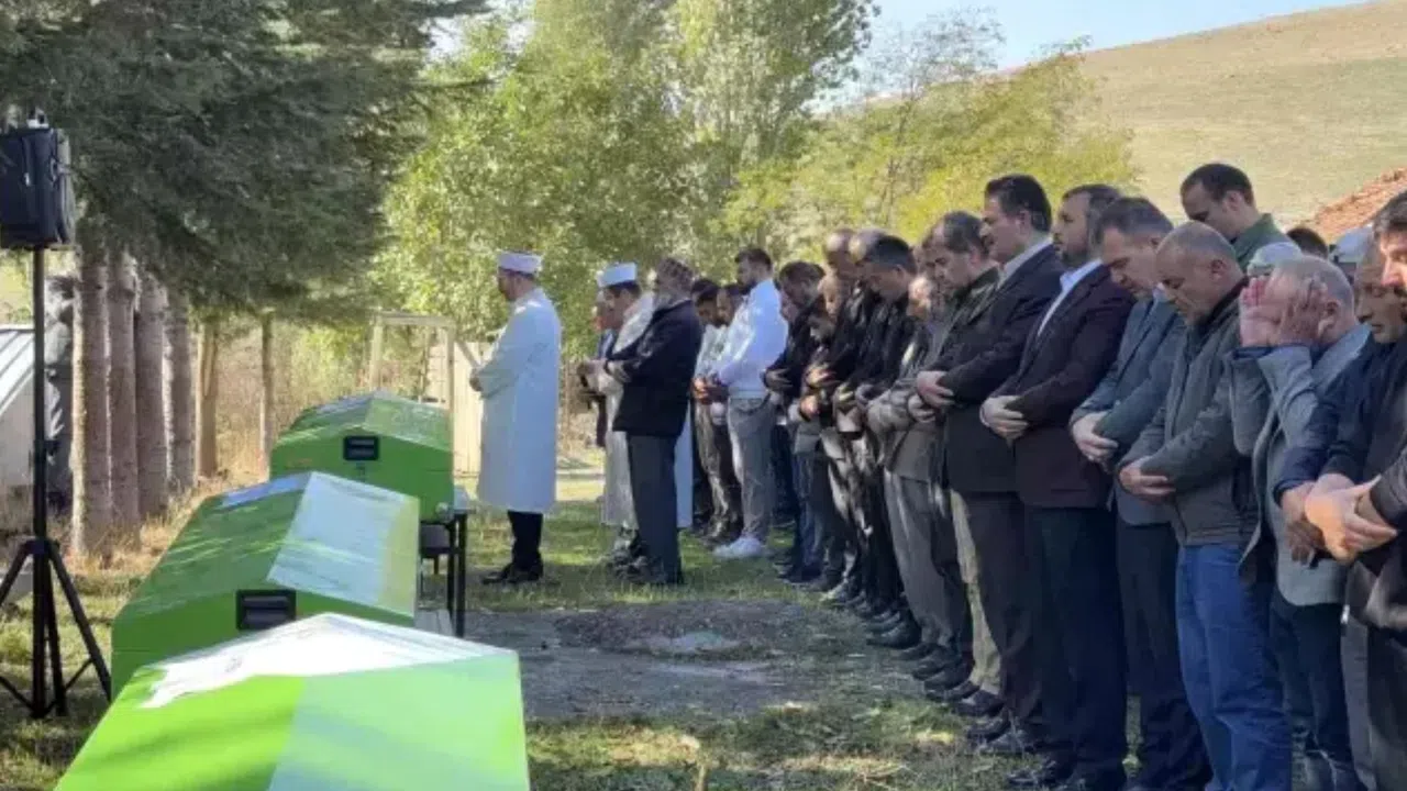 Pazardan Mezara: 3 Kardeş ve Enişteleri Yan Yana Defnedildi