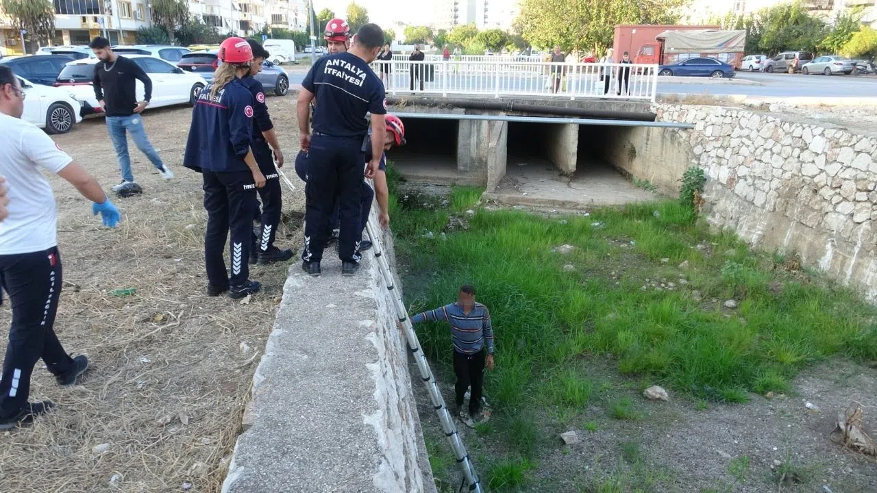 Kanala Düşen Adamı Köpeği Havlayarak Kurtardı