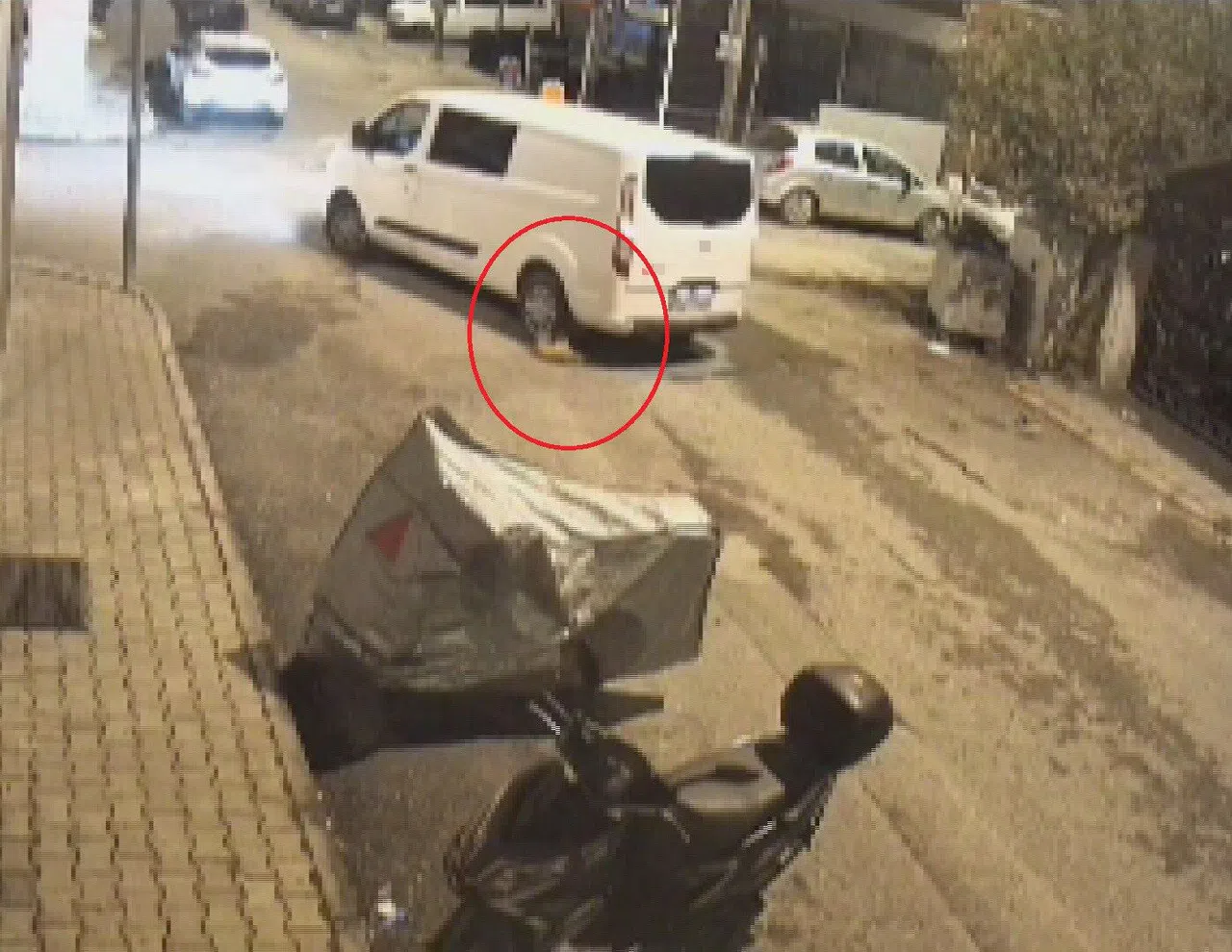 Sürücü manevra yaparak kediyi ezip yoluna devam etti