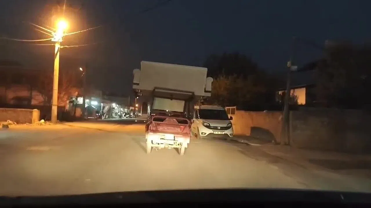 Motosikletle Koltuk Taşıyan Sürücü Tepki Çekti