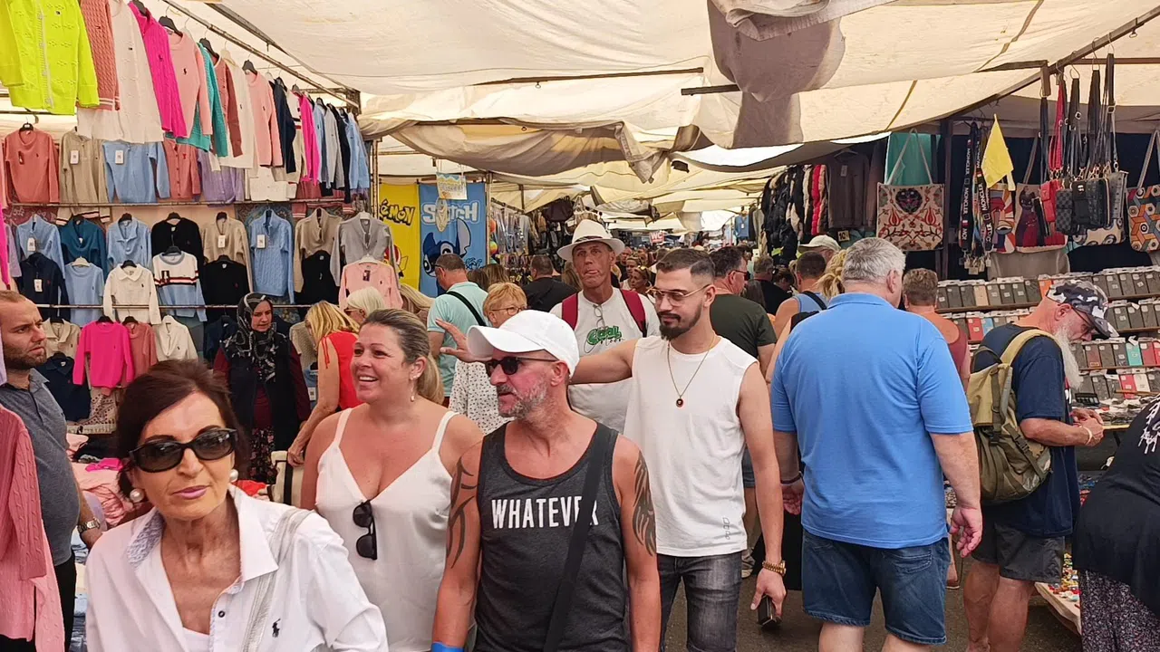 Açık pazar, sezonun son günlerinde yoğun ziyaretçi akınına sahne oldu