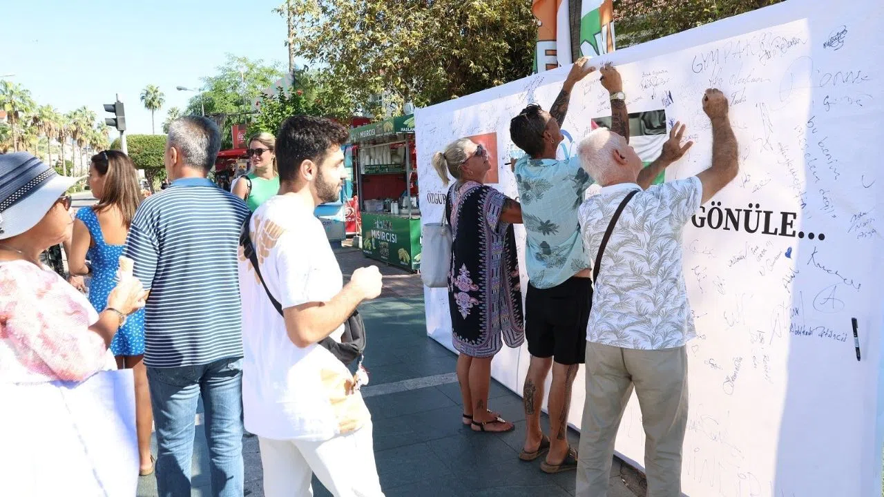 Filistin’e Destek İçin İmzalar Gönülden Geldi