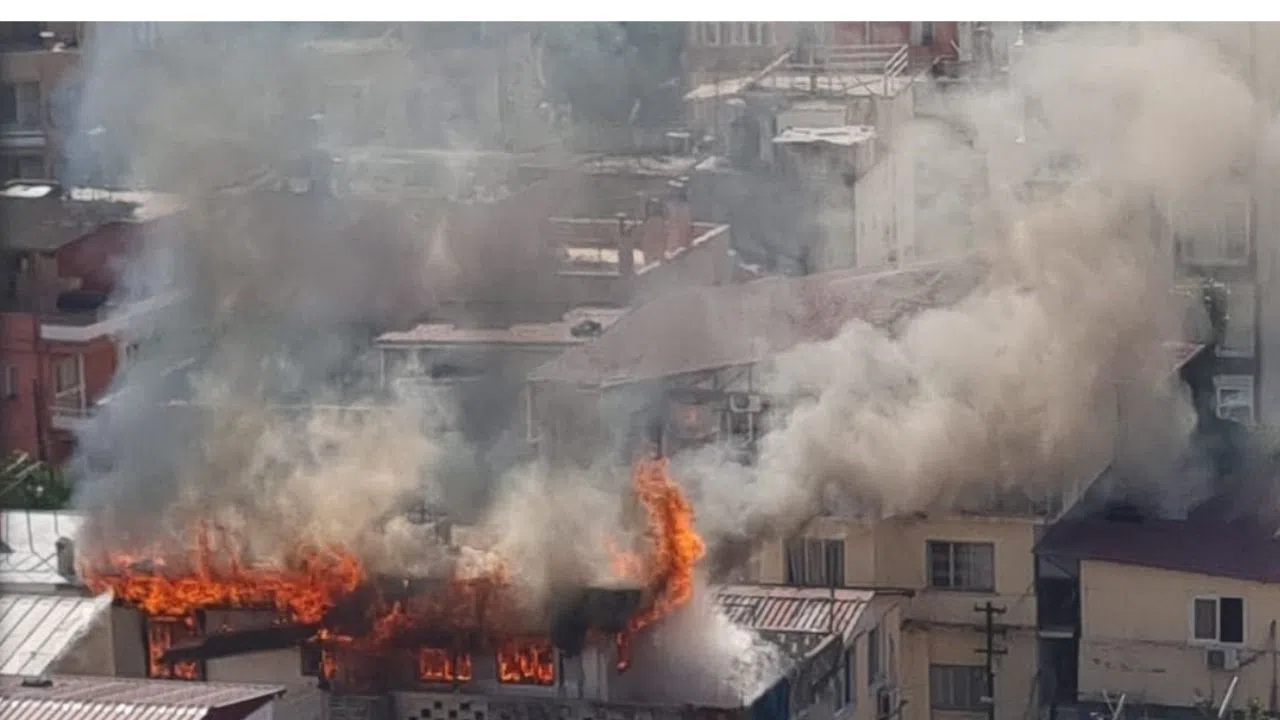 Alevler Üç Katlı Binayı Sardı, Ekipler Felaketi Önledi