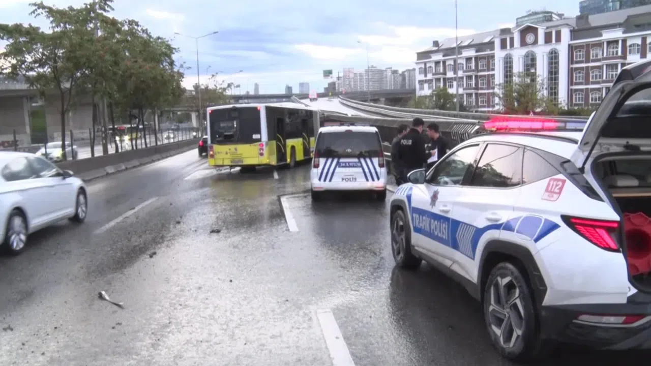 Alkollü Otobüs Şoförü Korku Saçtı! Bariyerlere Saplanan Araçta 2 Yaralı