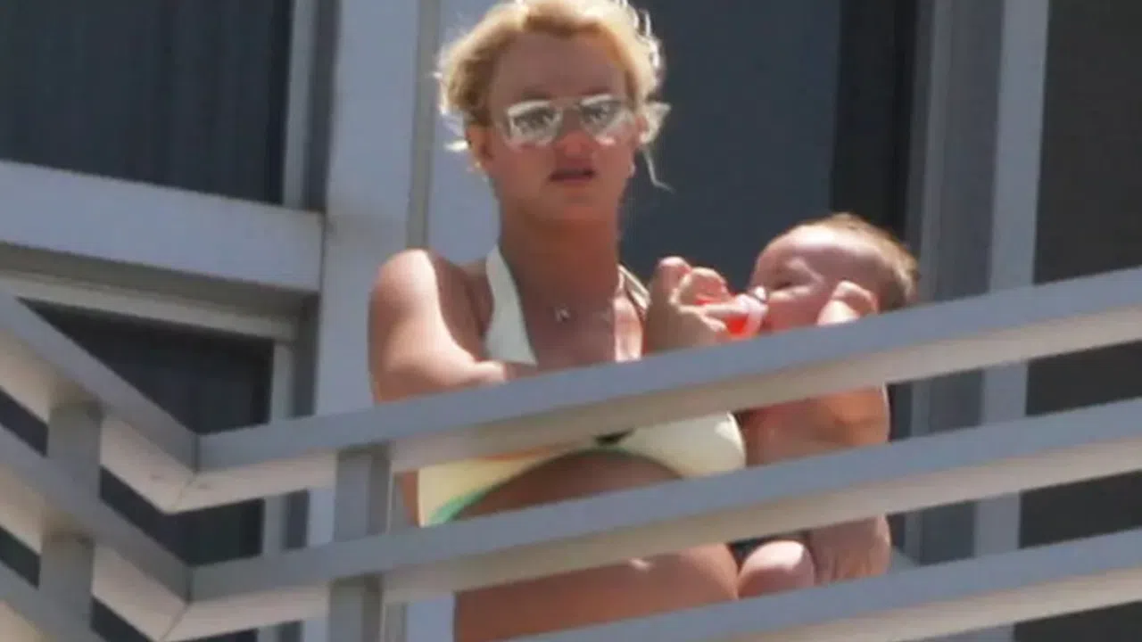 Ünlü Şarkıcıdan Akıl Almaz İddia: Madde Etkisinde Bebeğini Emzirdi!