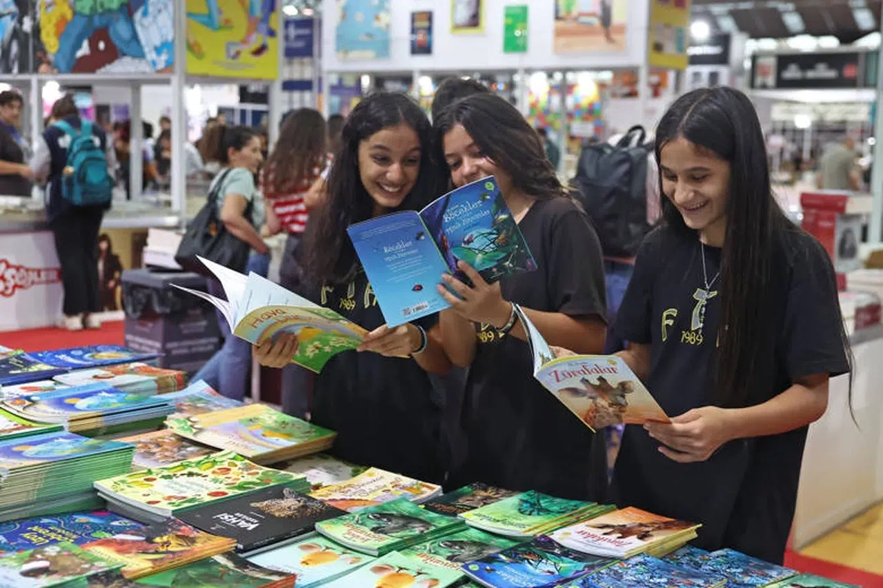Antalya Kitap Fuarı'na öğrencilerden yoğun ilgi