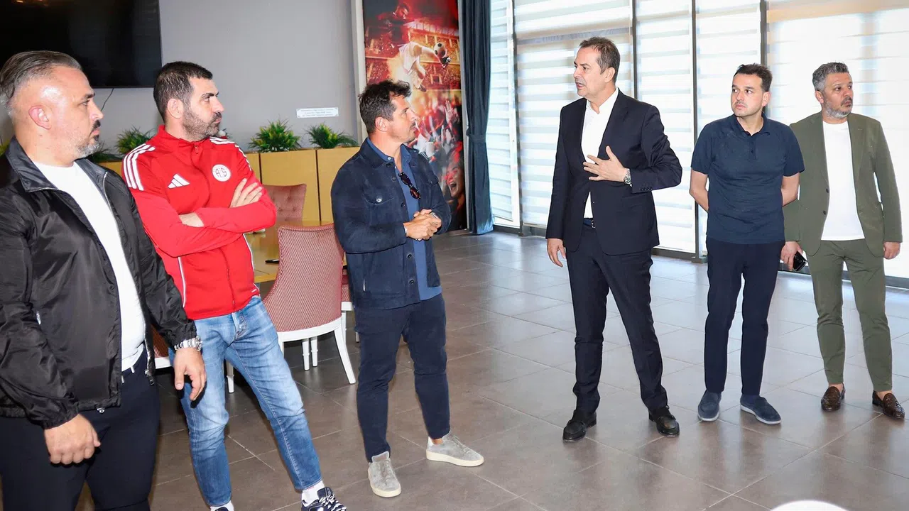 Antalyaspor’da Emre Belözoğlu ile Yollar Ayrıldı