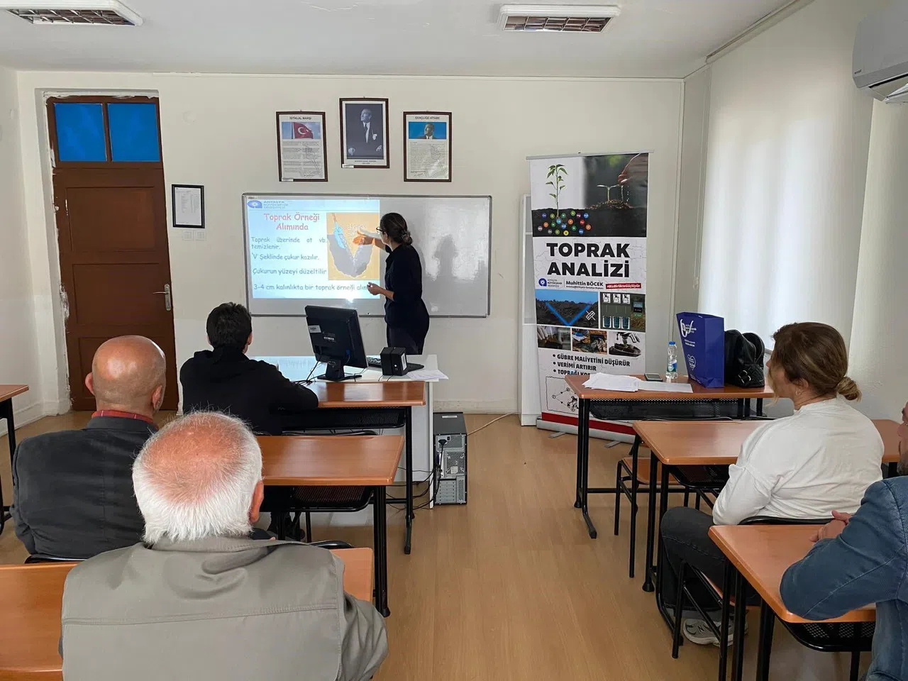 Çiftçilere Uygulamalı Tarım Eğitimi Veriliyor