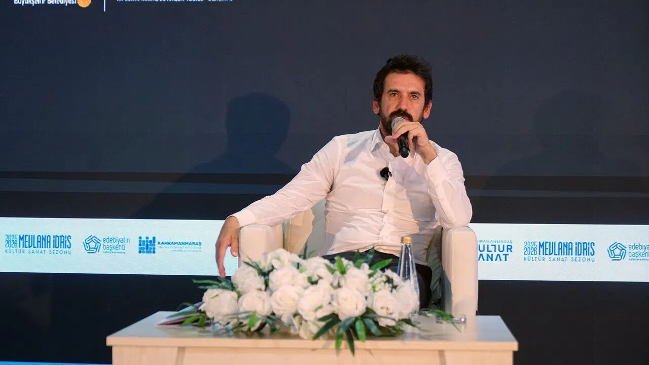 Bakan Yardımcısı Mumcu, kitap fuarında gençlerle buluştu