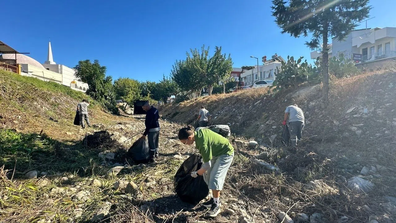 Belediye Ekipleriyle Gönüllülerden Ortak Temizlik Çalışması