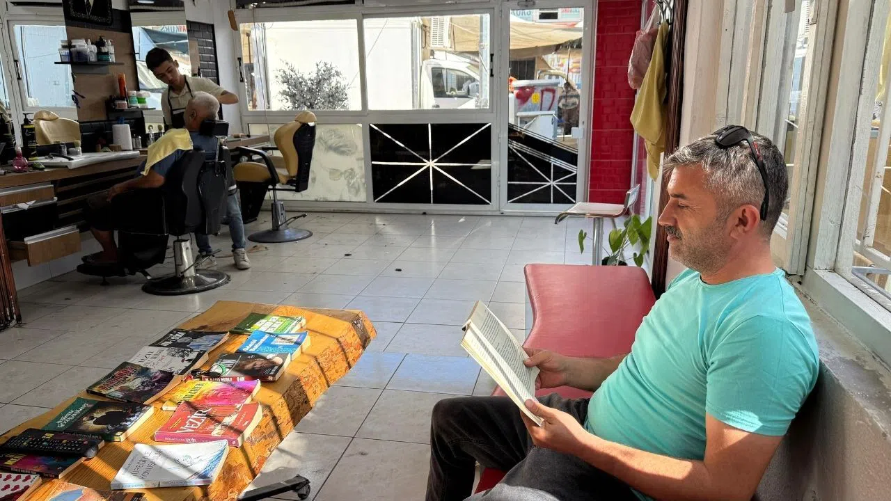 Berberde Kitap Köşesi Kuruldu, Müşteriler Sıra Beklerken Kitap Okuyor